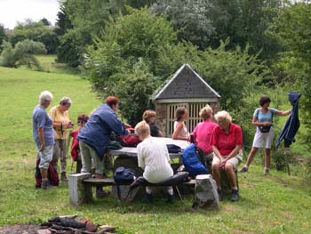 La table d'orientation ''nature'' semble inspirer Danielle pour un effeuillage...
