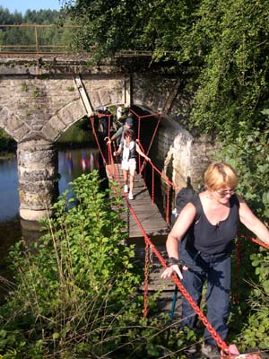 La passerelle ''branlante'' qui permet de traverser la Lomme